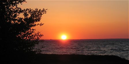 Pinsesolen danser p horisontlinien ved Mikkelborg nr Hrsholm. Foto Jesper og Dorte Vedel Hansen.